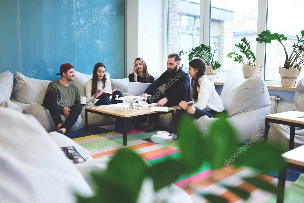 Besprechung mit Notizen und Skizzen zur Klärung eines Produktbriefings