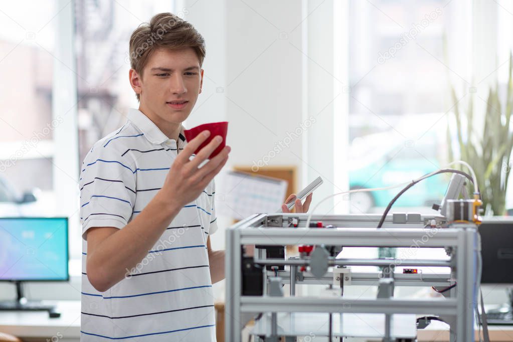 Techniker testet ein 3D-gedrucktes Prototyp-Teil an einem Gerät