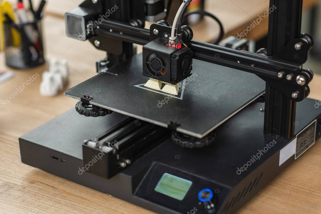 Mehrere 3D-gedruckte Prototypen eines Produktgehäuses
