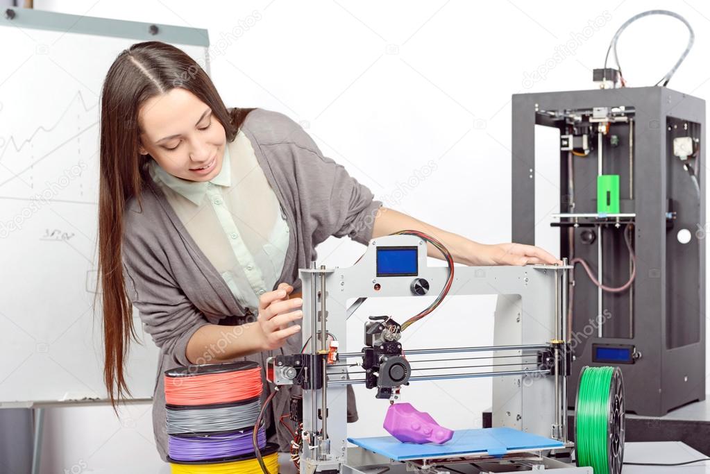 3D-Drucker mit frisch gedrucktem Prototyp